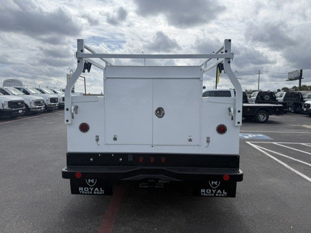 2027 Ford Super Duty F-350 DRW Service Body XL