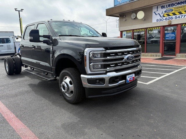 2026 Ford Super Duty F-350 DRW Chassis LARIAT