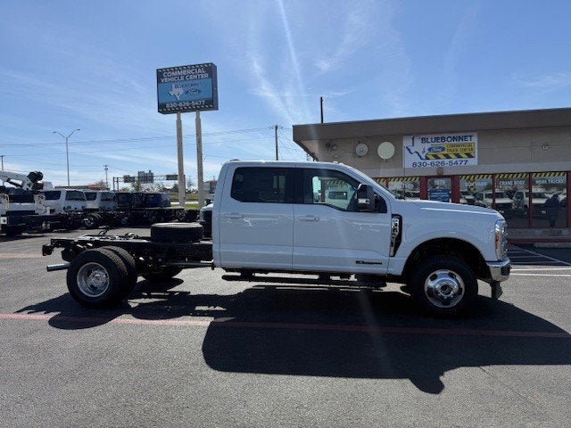 2026 Ford Super Duty F-350 DRW Chassis LARIAT