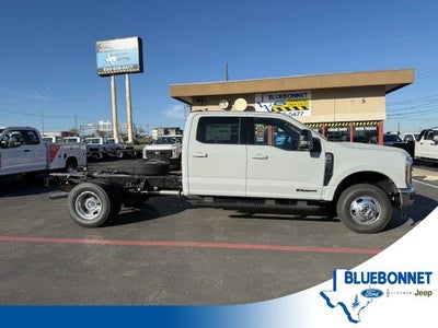 2026 Ford Super Duty F-350 DRW Chassis LARIAT