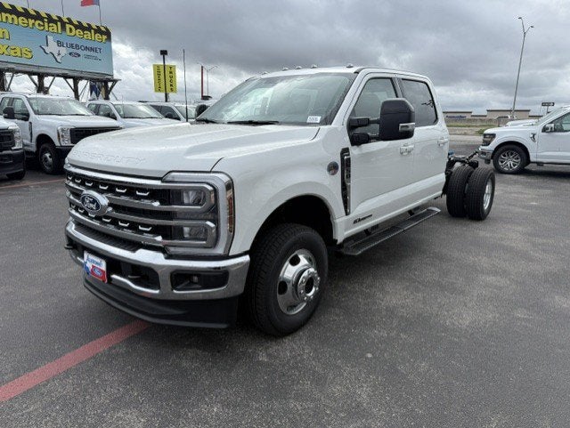 2027 Ford Super Duty F-350 DRW Chassis LARIAT