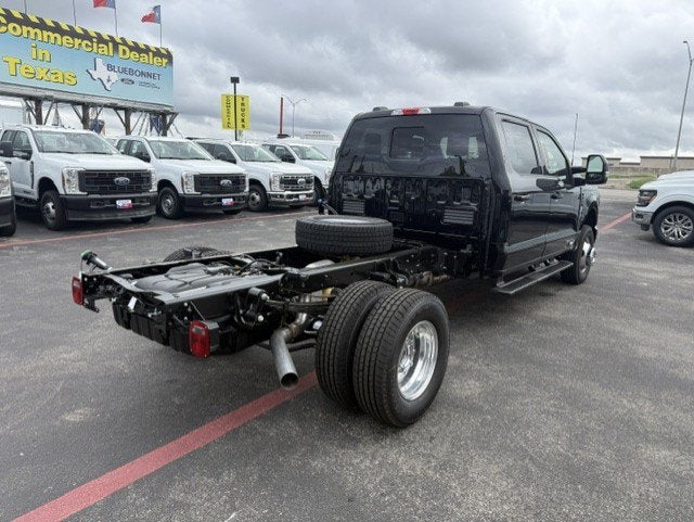 2027 Ford Super Duty F-350 DRW Chassis LARIAT