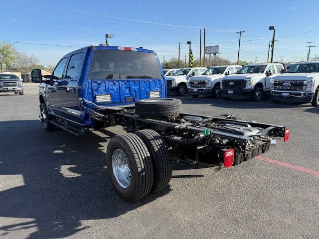 2026 Ford Super Duty F-350 DRW Chassis LARIAT