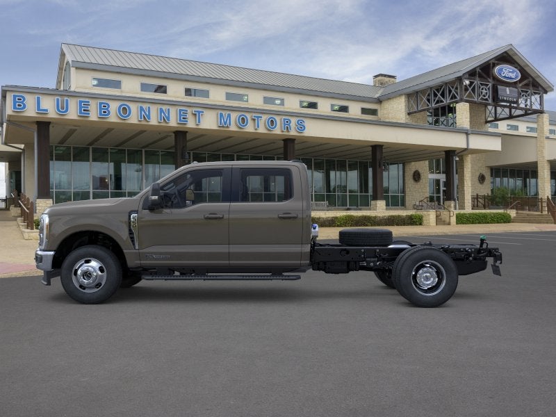2026 Ford Super Duty F-350 DRW Chassis LARIAT