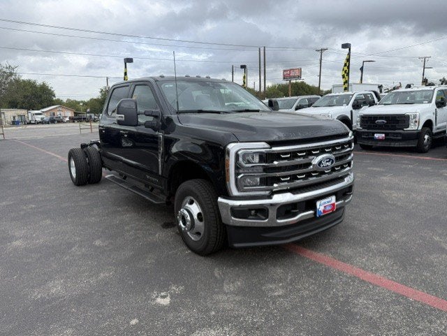 2027 Ford Super Duty F-350 DRW Chassis LARIAT