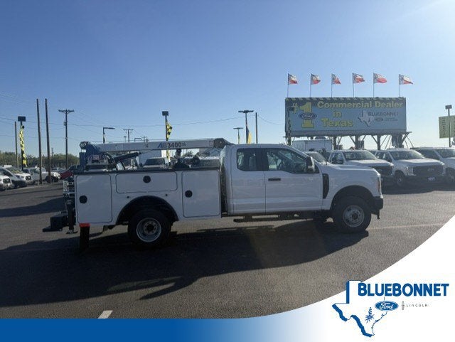 2027 Ford Super Duty F-350 DRW Crane XL