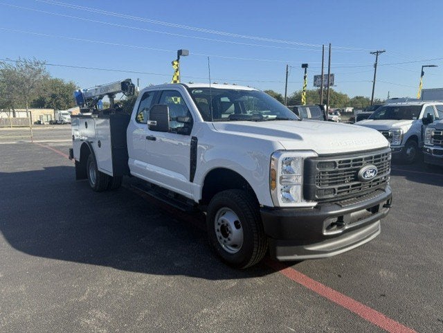 2027 Ford Super Duty F-350 DRW Crane XL