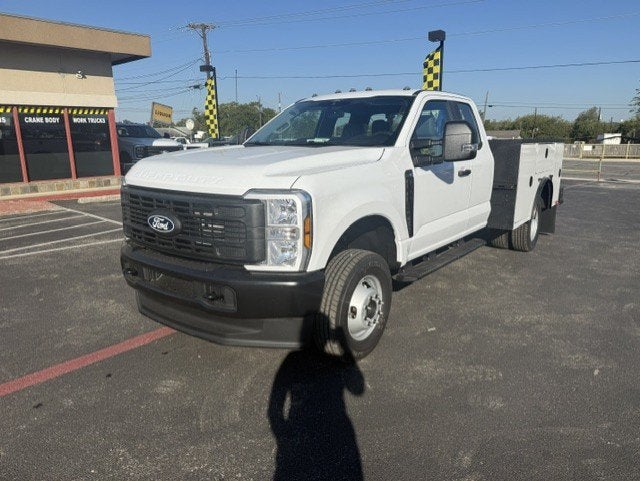 2027 Ford Super Duty F-350 DRW Crane XL