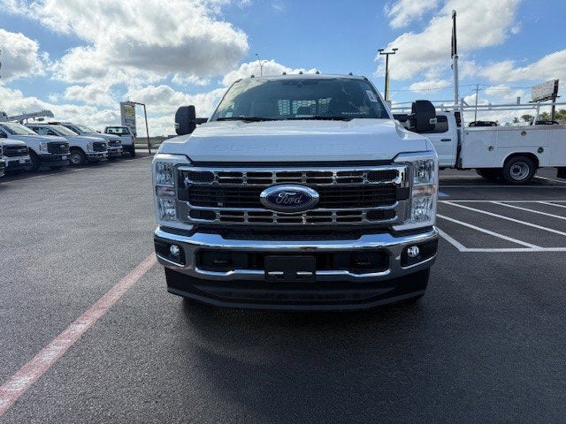 2025 Ford Super Duty F-350 DRW Flatbed XL