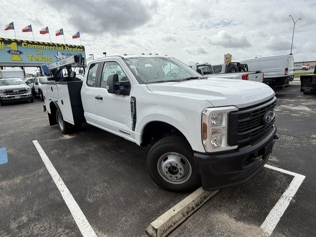 2026 Ford Super Duty F-350 DRW Crane XL