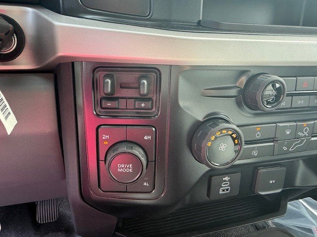 2025 Ford Super Duty F-350 DRW Crane XL