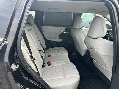 2024 Mitsubishi Outlander Base
