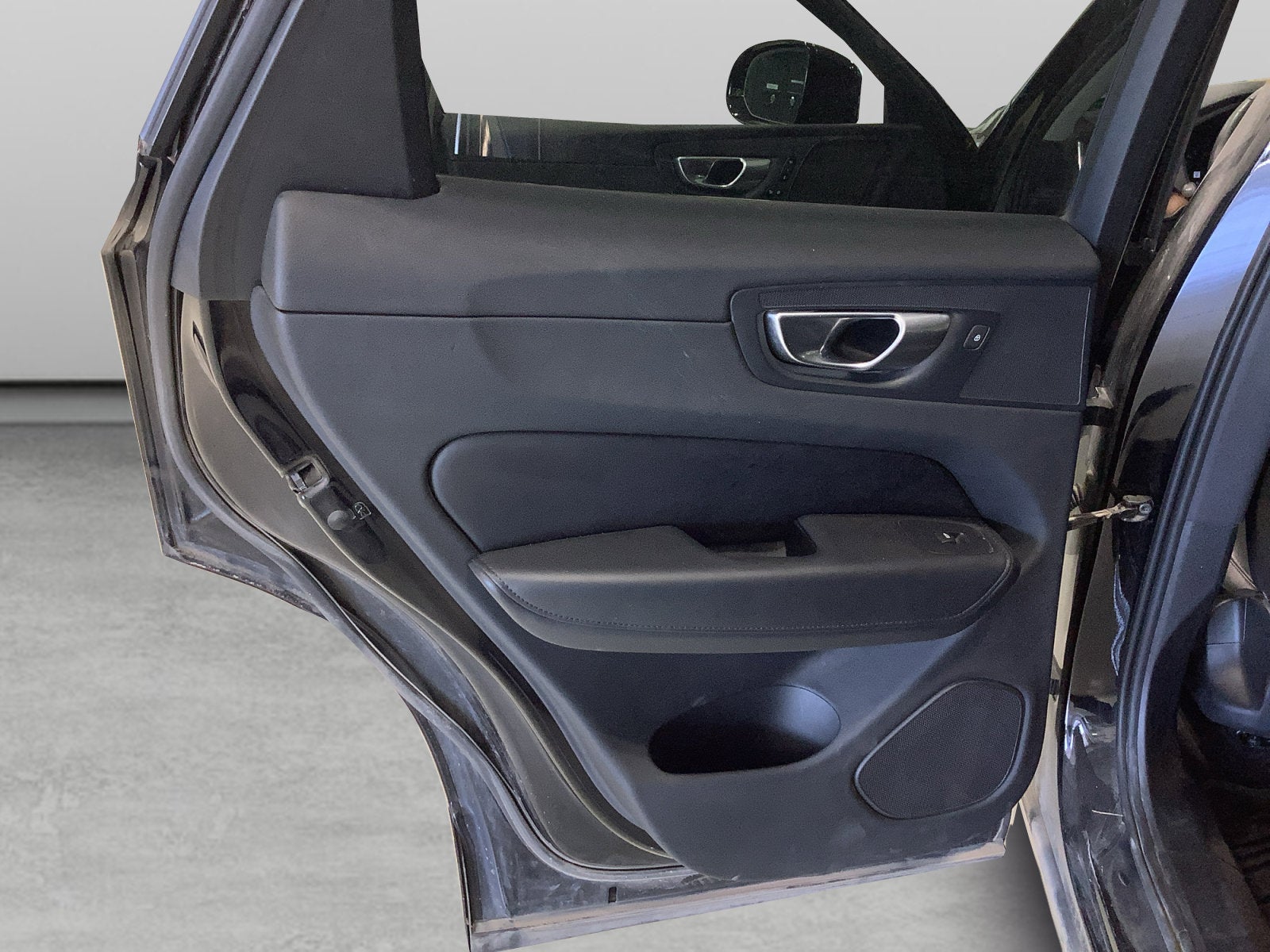 2024 Volvo XC60 Plus Dark Theme