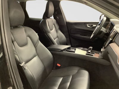 2024 Volvo XC60 Plus Dark Theme