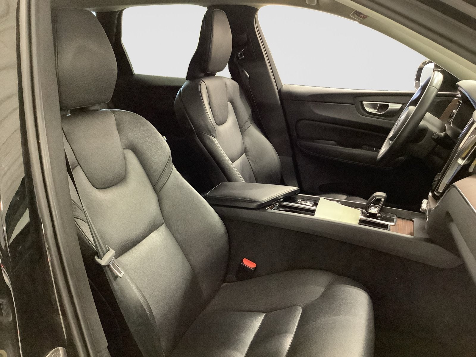 2024 Volvo XC60 Plus Dark Theme