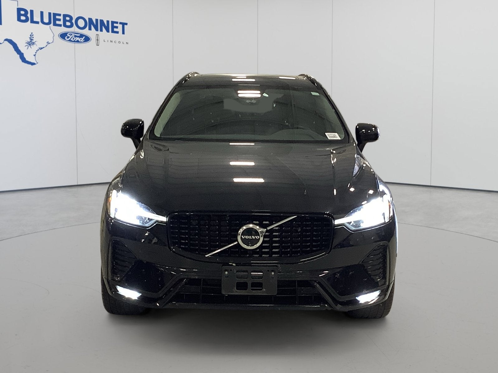 2024 Volvo XC60 Plus Dark Theme