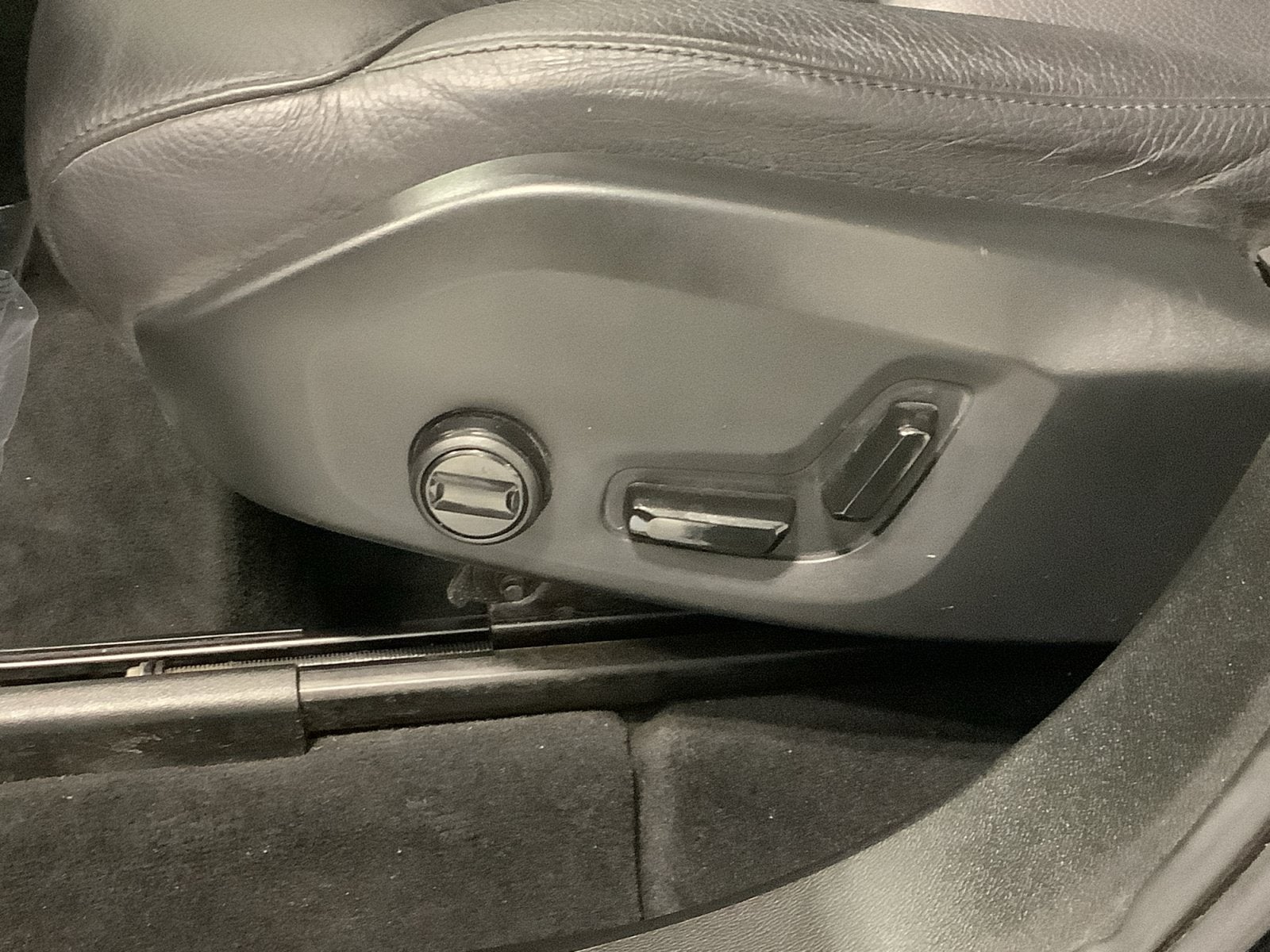 2024 Volvo XC60 Plus Dark Theme