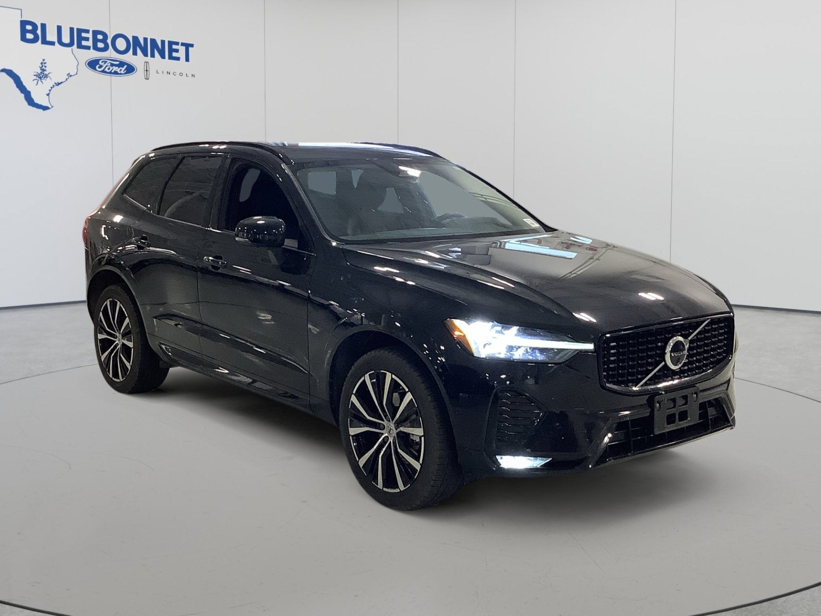 2024 Volvo XC60 Plus Dark Theme