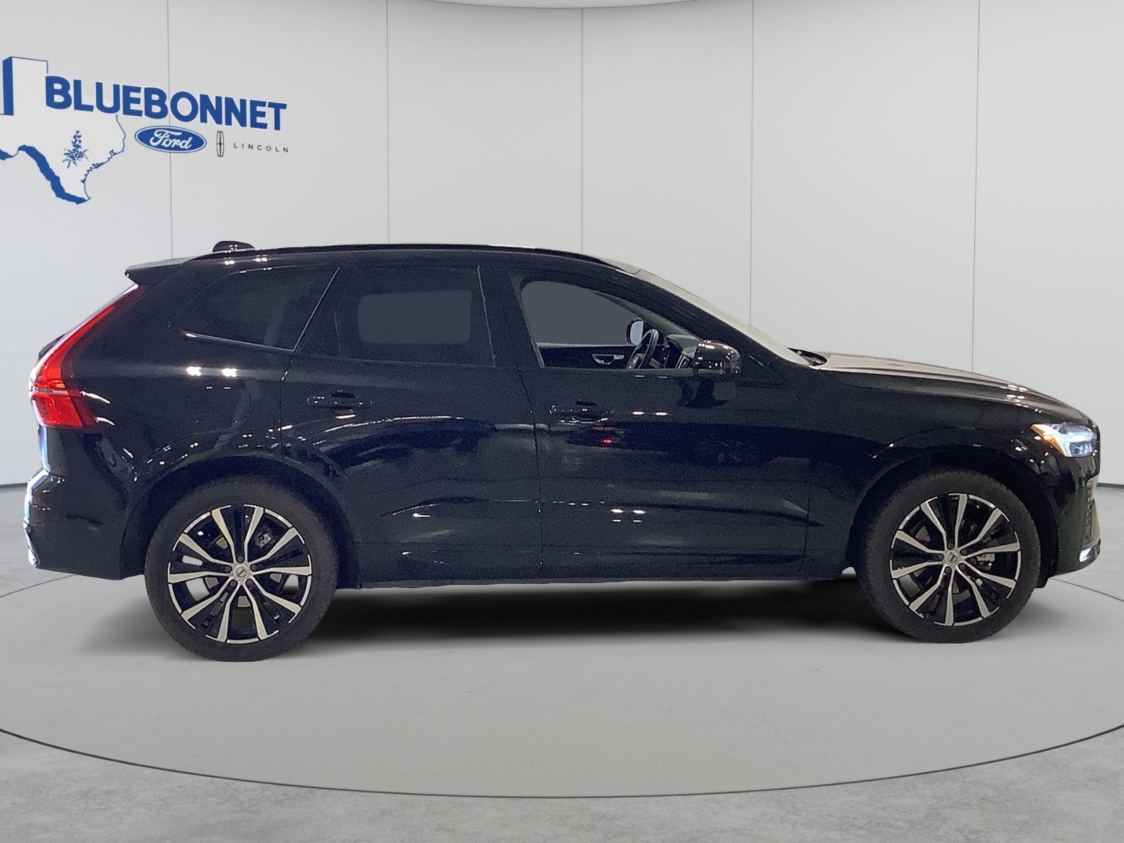 2024 Volvo XC60 Plus Dark Theme