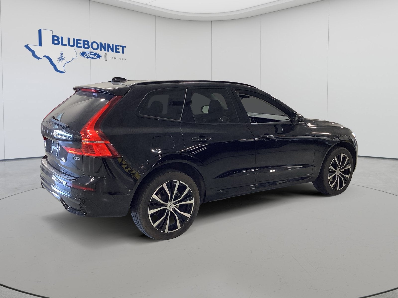 2024 Volvo XC60 Plus Dark Theme