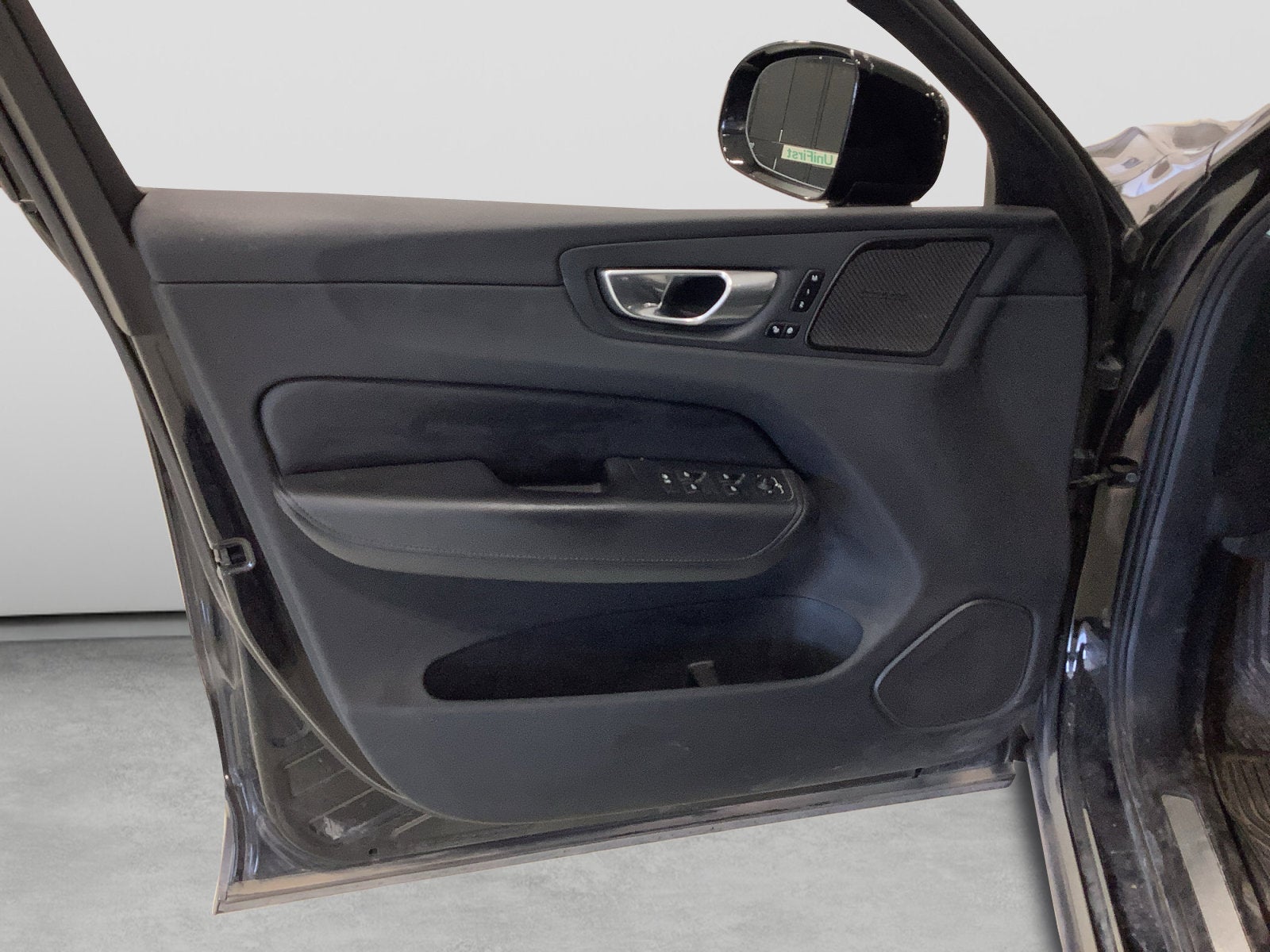2024 Volvo XC60 Plus Dark Theme
