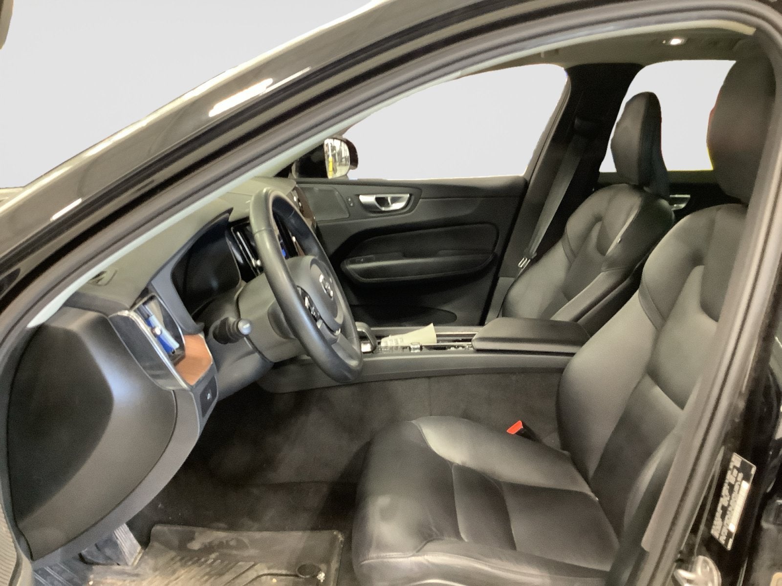 2024 Volvo XC60 Plus Dark Theme