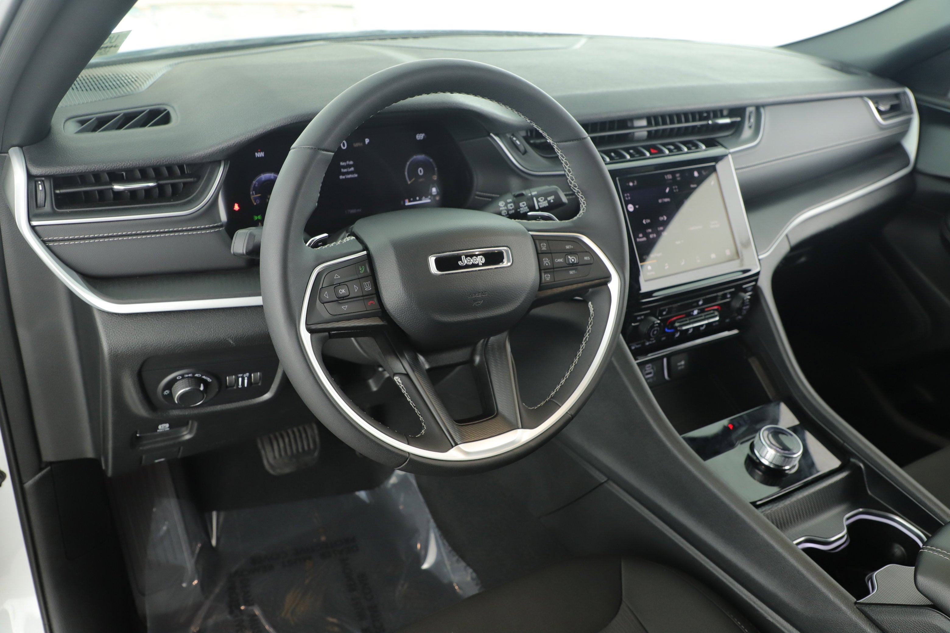 2024 Jeep Grand Cherokee Laredo 4x2