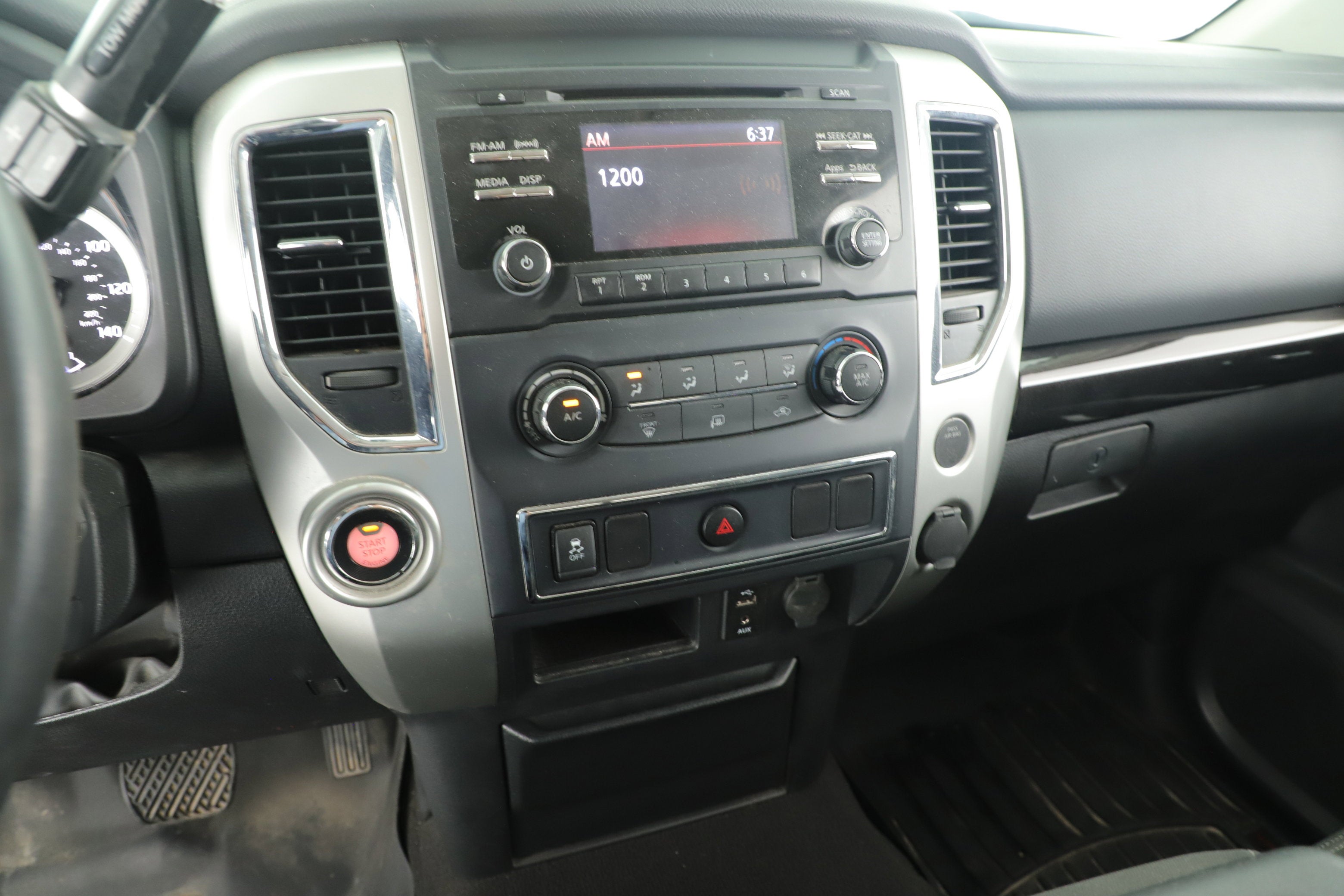 2017 Nissan TITAN SV