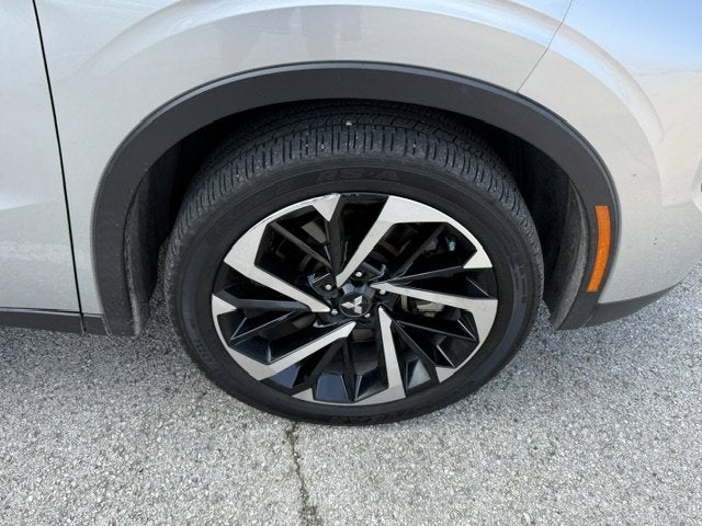 2023 Mitsubishi Outlander Base