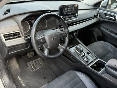 2023 Mitsubishi Outlander Base